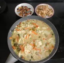 Fischragout mit Gemüse in Kokossoße