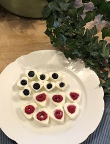 Gefrorene Joghurtherzen mit Himbeeren und Heidelbeeren