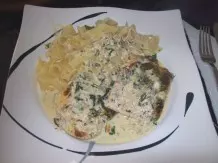 Gratinierter Lachs mit Nudeln in Muskatbutter