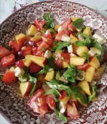 Nektarinen-Tomatensalat mit Himbeeren und Mozzarella