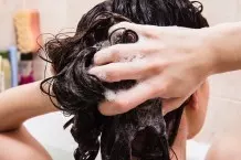 Hartnäckige Haarsprayrückstände aus den Haaren entfernen