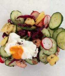 Kartoffelsalat mit Garnelen, Gurken, Rotkraut, Radieschen und Spiegelei