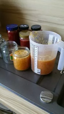 Marmelade kleckerfrei in Gläser füllen