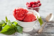 Sorbet aus frischen Himbeeren
