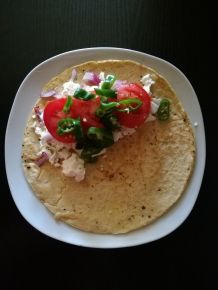 Pinienkernpfannkuchen gefüllt mit Schafskäse, Tomaten und Grillpaprika