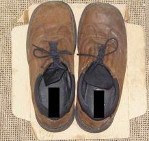 Schuhe trocknen auf dem Pizzakarton
