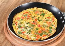 Kräuter-Omelette mit sonnengereiften Tomaten und Schafskäse