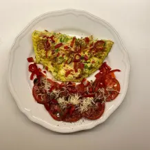 Kräuter-Omelette mit sonnengereiften Tomaten und Schafskäse