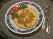 Kleine gefüllte Pfannkuchen mit Champignons