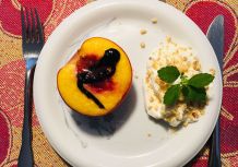 Gebackener Pfirsich mit Piniensahne