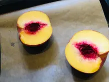 Gebackener Pfirsich mit Piniensahne