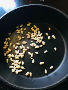 Gebackener Pfirsich mit Piniensahne