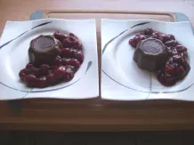 Selbst gemachter Schokopudding mit Kirschkompott und Sahne