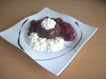 Selbst gemachter Schokopudding mit Kirschkompott und Sahne