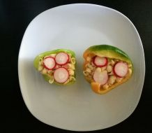 Paprika gefüllt mit Nudeln und Cheddar
