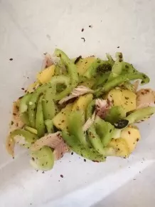 Kartoffelsalat mit Räucherforelle und grüner Paprika