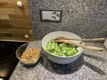 Brokkolisalat mit gerösteten Pinien- und Zedernkernen