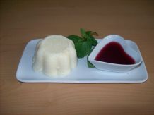 Grießpudding mit Himbeersirup