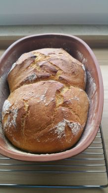 Leckeres Zwillings-Brot mit Schmand im Römertopf