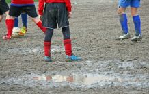 Fußballkids und Regenmatsch - so bleibt das Auto verschont