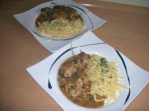 Würzige Putenrollen mit Spätzle