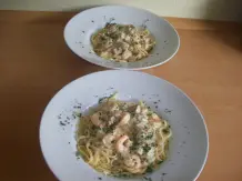 Riesengarnelen und Lachswürfel in Kräutersahne