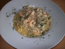 Riesengarnelen und Lachswürfel in Kräutersahne