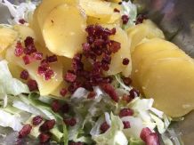Eisbergsalat mit Kartoffeln und gebratenem Speck