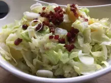 Eisbergsalat mit Kartoffeln und gebratenem Speck