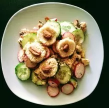 Fusionsküche: Couscous-Mandeltaler auf Gemüse-Obazdadip mit Garnelen