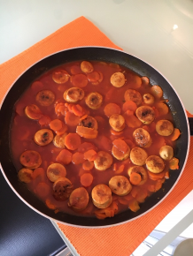 Schnelles Bratwurstgulasch mit Karotten