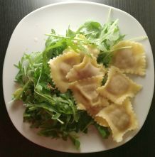 Ravioli mit Hackfleischfüllung und Rucola
