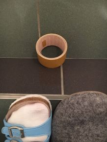 Gelöste Sohlen von Hausschuhen kleben
