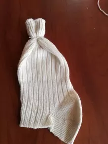 Für den Kopf des Schneemanns nimmt man den oberen Teil der Socke und bindet ihn mit einem Bindefaden zu.