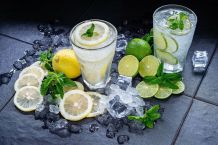 Zitronen- oder Limettenstück statt Eiswürfel
