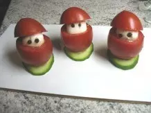 Tomaten-Mozzarella-Weihnachtsmänner