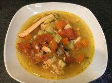 Leckere Lachssuppe mit Gemüse
