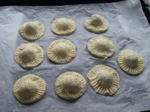 Kleine Blätterteigkekse mit Kirschfüllung