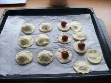 Kleine Blätterteigkekse mit Kirschfüllung