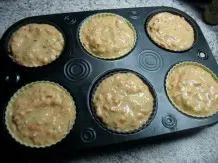 Die Muffinförmchen werden mit dem Teig gefüllt und so gebacken. Nach der Backzeit lässt man die Süßkartoffel-Bananen-Muffins auf einem Kuchengitter auskühlen.