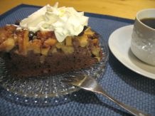 Saftiger Apfelkuchen mit dunklem Boden