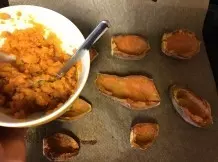Gefüllte Süßkartoffeln mit Spinat und Käse