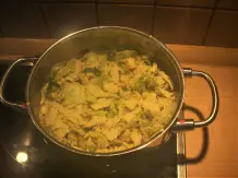 Rahmwirsing mit gebratenen Cabanossi
