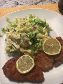 Ärpel un Schlaat mit panierten Schweinefilets