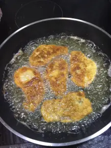 Ärpel un Schlaat mit panierten Schweinefilets