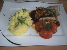 Kräuter-Putenrouladen mit Schmortomaten