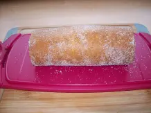 Biskuit-Quarkrolle mit Rumrosinen