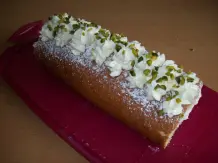 Biskuit-Quarkrolle mit Rumrosinen