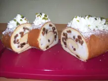 Biskuit-Quarkrolle mit Rumrosinen