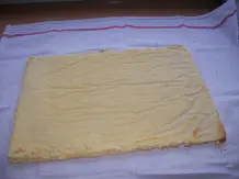 Biskuit-Quarkrolle mit Rumrosinen